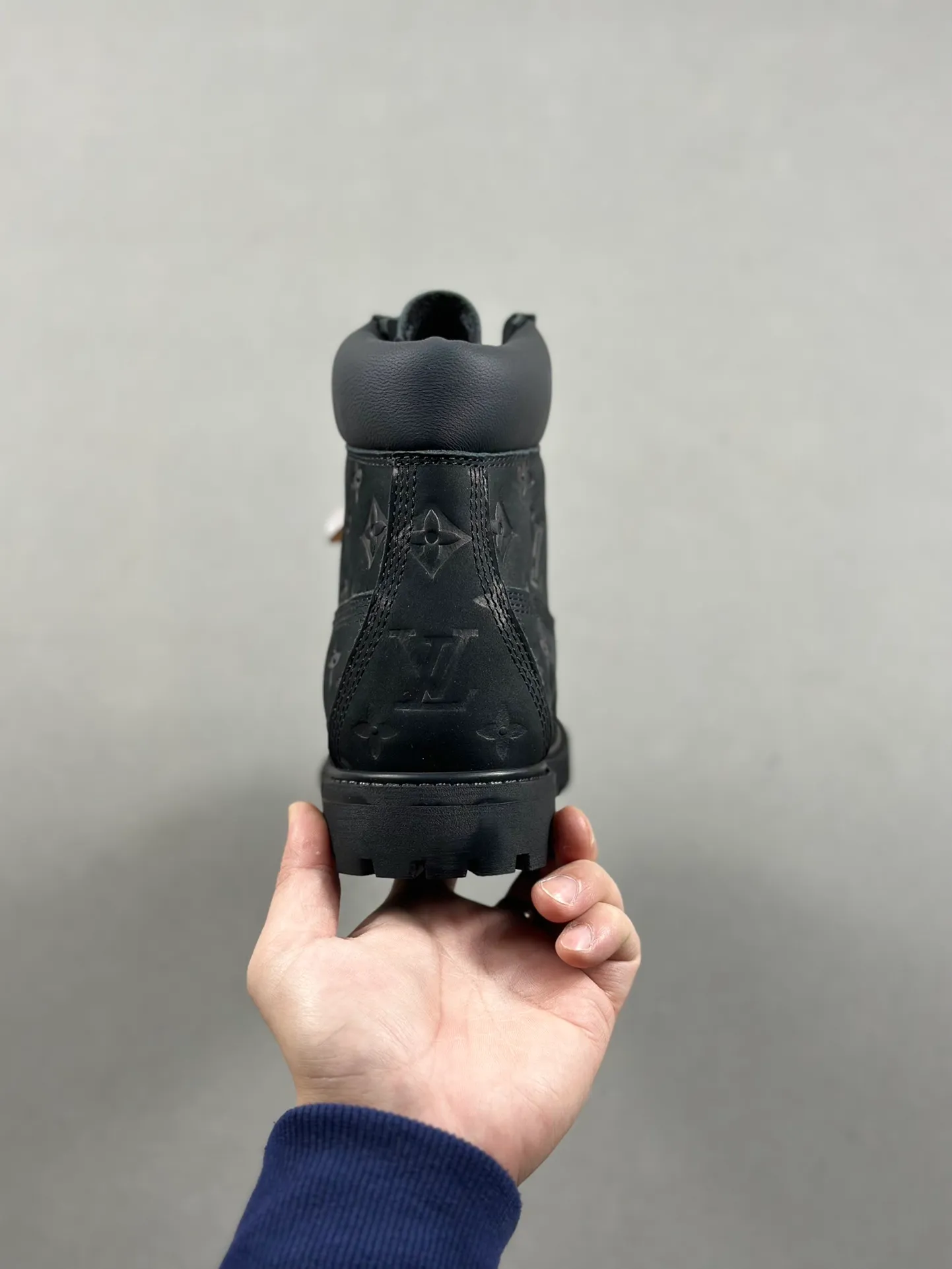 Local pick-up 💰1100 supports delivery. The same style of Jiaer is pure and original. Produced by Zhongshan Factory. Louis Vuitton As the first collaboration between the two parties, this shoe redefines the classic design of Timberland's 6-inch rhubarb boots. Timberland/Timberland's 6-inch full-print presbyopic rhubarb boots pay homage to the classic yellow boot shape of the 1996 Grandmaster Flash. Original hardware molded lace buckles. Newly upgraded top-notch craftsmanship. OEM by Zhongshan factory. Original imported leather - independent private mold outsole, correct logo, non-market wrong version. Original and consistent full-grain nubuck leather collar, all-cow lining, brand new original packaging shoe box, exclusive supply to the market, official item number: 1AD7YN, size: 35 36 37 38 39 40 41 42 43 44 45 46